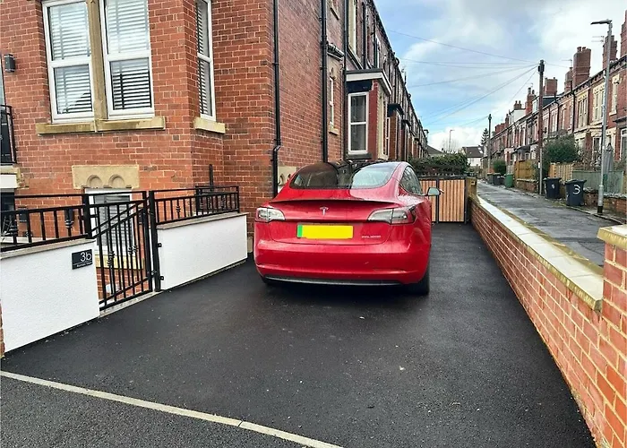 Apartamento 3b View, Beautifully Appointed, With 2 En-suite Bedrooms In Great Roundhay Location, Netflix, Off Street Parking & Ev Charging *