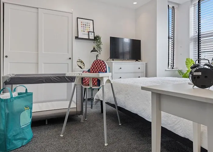 Apartamento 3b View, Beautifully Appointed, With 2 En-suite Bedrooms In Great Roundhay Location, Netflix, Off Street Parking & Ev Charging Leeds (West Yorkshire)