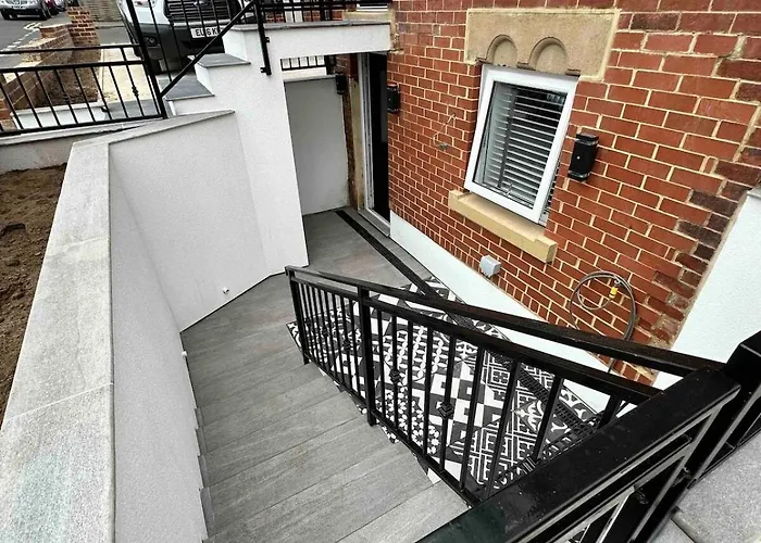 3b View, Beautifully Appointed, With 2 En-suite Bedrooms In Great Roundhay Location, Netflix, Off Street Parking & Ev Charging *