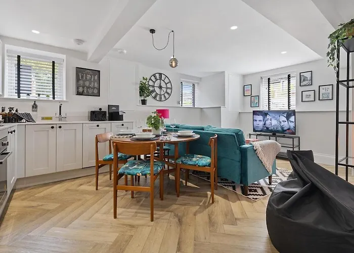 Apartamento 3b View, Beautifully Appointed, With 2 En-suite Bedrooms In Great Roundhay Location, Netflix, Off Street Parking & Ev Charging Leeds (West Yorkshire)