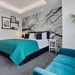 View: Stylish 2-bedroom With Netflix And Ev Charging Apartment *