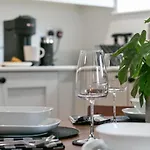 View: Stylish 2-bedroom With Netflix And Ev Charging Apartment Leeds (West Yorkshire)