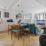 Apartment View: Stylish 2-bedroom With Netflix And Ev Charging Leeds (West Yorkshire)