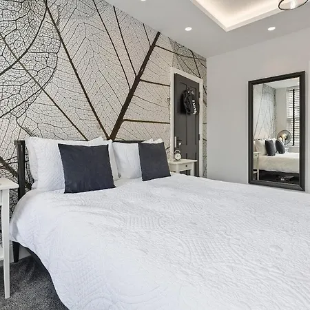 View: Stylish 2-bedroom With Netflix And Ev Charging Apartment *