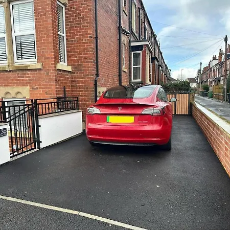 דירה 3b View, Beautifully Appointed, With 2 En-suite Bedrooms In Great Roundhay Location, Netflix, Off Street Parking & Ev Charging *