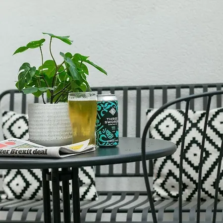 3b View, Beautifully Appointed, With 2 En-suite Bedrooms In Great Roundhay Location, Netflix, Off Street Parking & Ev Charging