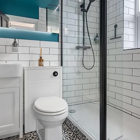 3b View, Beautifully Appointed, With 2 En-suite Bedrooms In Great Roundhay Location, Netflix, Off Street Parking & Ev Charging דירה