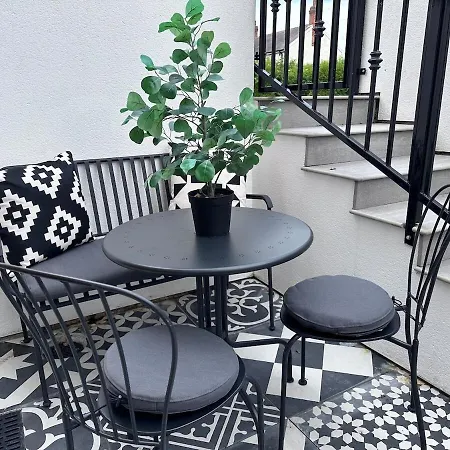 View: Stylish 2-bedroom With Netflix And Ev Charging Apartment *