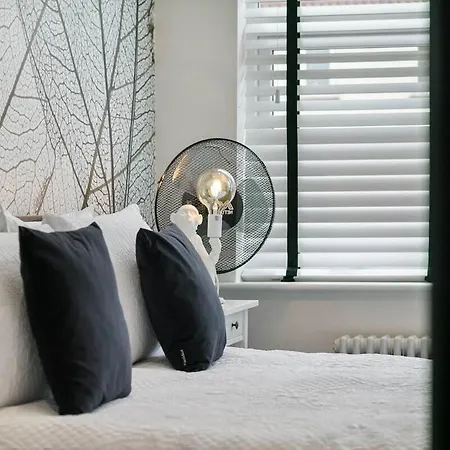 דירה 3b View, Beautifully Appointed, With 2 En-suite Bedrooms In Great Roundhay Location, Netflix, Off Street Parking & Ev Charging *