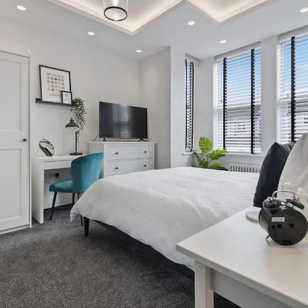 View: Stylish 2-bedroom With Netflix And Ev Charging Apartment Leeds (West Yorkshire)