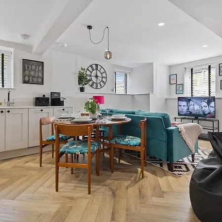 Apartment View: Stylish 2-bedroom With Netflix And Ev Charging Leeds (West Yorkshire)