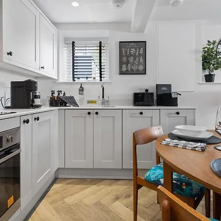 3b View, Beautifully Appointed, With 2 En-suite Bedrooms In Great Roundhay Location, Netflix, Off Street Parking & Ev Charging *