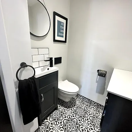 3b View, Beautifully Appointed, With 2 En-suite Bedrooms In Great Roundhay Location, Netflix, Off Street Parking & Ev Charging דירה