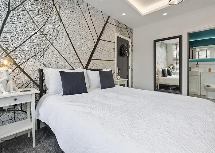 3b View, Beautifully Appointed, With 2 En-suite Bedrooms In Great Roundhay Location, Netflix, Off Street Parking & Ev Charging דירה *