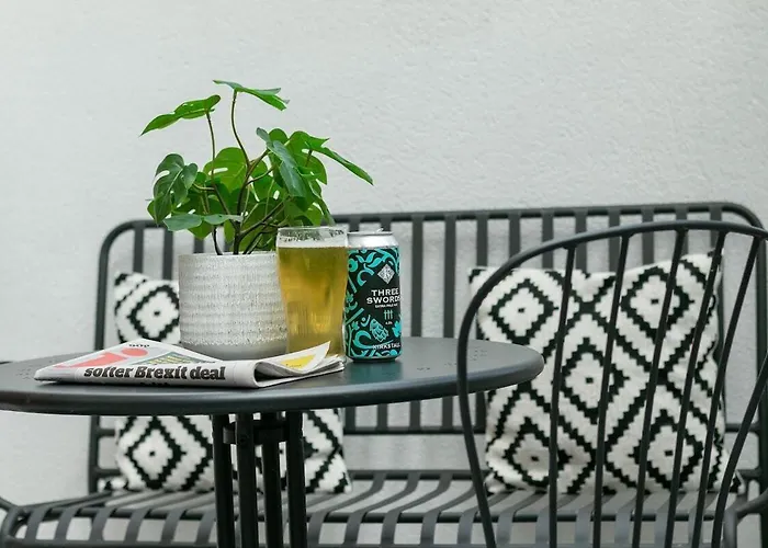 3b View, Beautifully Appointed, With 2 En-suite Bedrooms In Great Roundhay Location, Netflix, Off Street Parking & Ev Charging