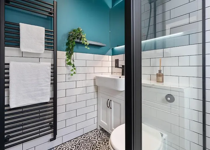 דירה 3b View, Beautifully Appointed, With 2 En-suite Bedrooms In Great Roundhay Location, Netflix, Off Street Parking & Ev Charging