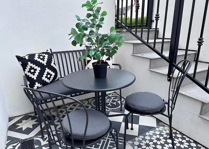 View: Stylish 2-bedroom With Netflix And Ev Charging Apartment *