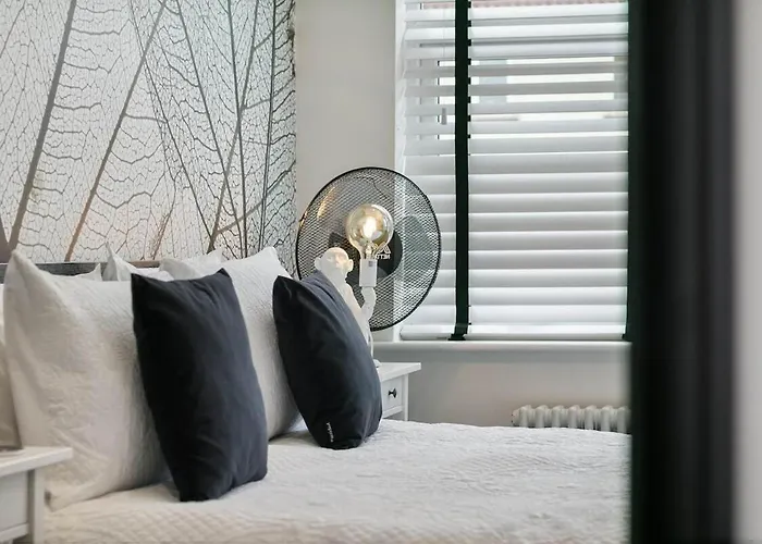 Апартаменти 3b View, Beautifully Appointed, With 2 En-suite Bedrooms In Great Roundhay Location, Netflix, Off Street Parking & Ev Charging *