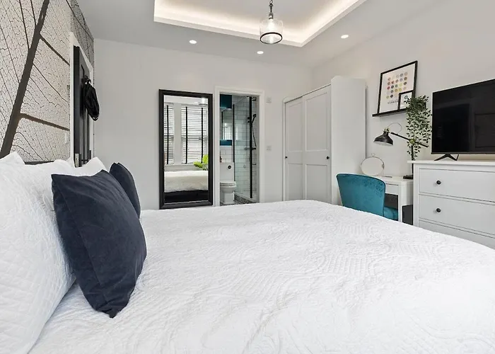 Апартаменти 3b View, Beautifully Appointed, With 2 En-suite Bedrooms In Great Roundhay Location, Netflix, Off Street Parking & Ev Charging Лідс