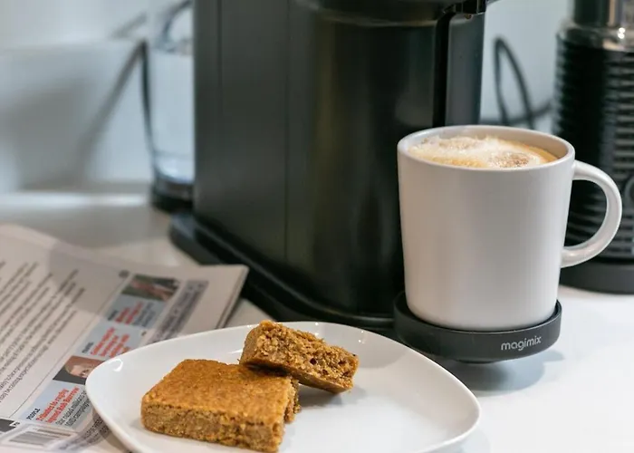 Апартаменти 3b View, Beautifully Appointed, With 2 En-suite Bedrooms In Great Roundhay Location, Netflix, Off Street Parking & Ev Charging *