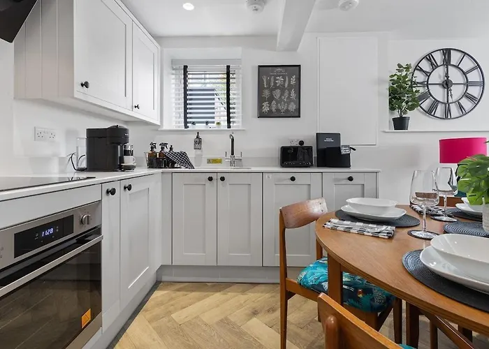 3b View, Beautifully Appointed, With 2 En-suite Bedrooms In Great Roundhay Location, Netflix, Off Street Parking & Ev Charging *