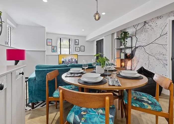 3b View, Beautifully Appointed, With 2 En-suite Bedrooms In Great Roundhay Location, Netflix, Off Street Parking & Ev Charging