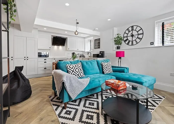 דירה 3b View, Beautifully Appointed, With 2 En-suite Bedrooms In Great Roundhay Location, Netflix, Off Street Parking & Ev Charging