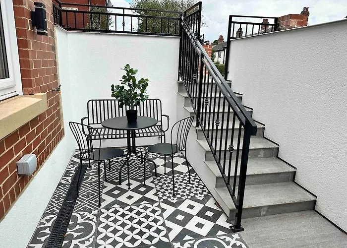 Апартаменти 3b View, Beautifully Appointed, With 2 En-suite Bedrooms In Great Roundhay Location, Netflix, Off Street Parking & Ev Charging Лідс