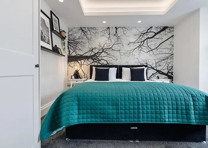 3b View, Beautifully Appointed, With 2 En-suite Bedrooms In Great Roundhay Location, Netflix, Off Street Parking & Ev Charging *