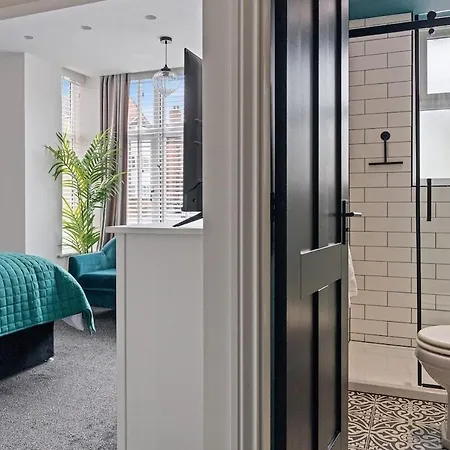 3b View, Beautifully Appointed, With 2 En-suite Bedrooms In Great Roundhay Location, Netflix, Off Street Parking & Ev Charging Апартаменти Лідс