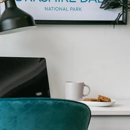 3b View, Beautifully Appointed, With 2 En-suite Bedrooms In Great Roundhay Location, Netflix, Off Street Parking & Ev Charging *