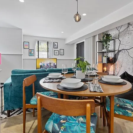 3b View, Beautifully Appointed, With 2 En-suite Bedrooms In Great Roundhay Location, Netflix, Off Street Parking & Ev Charging