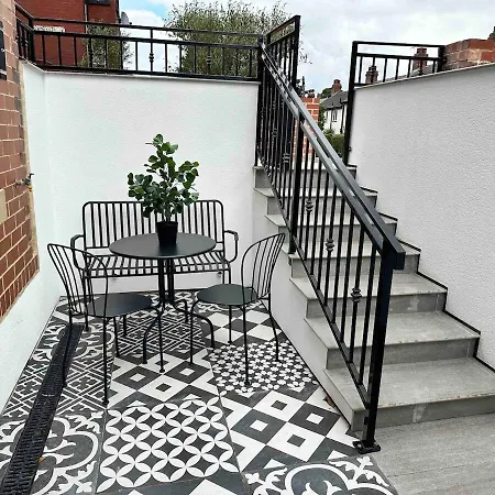 Апартаменти 3b View, Beautifully Appointed, With 2 En-suite Bedrooms In Great Roundhay Location, Netflix, Off Street Parking & Ev Charging Лідс